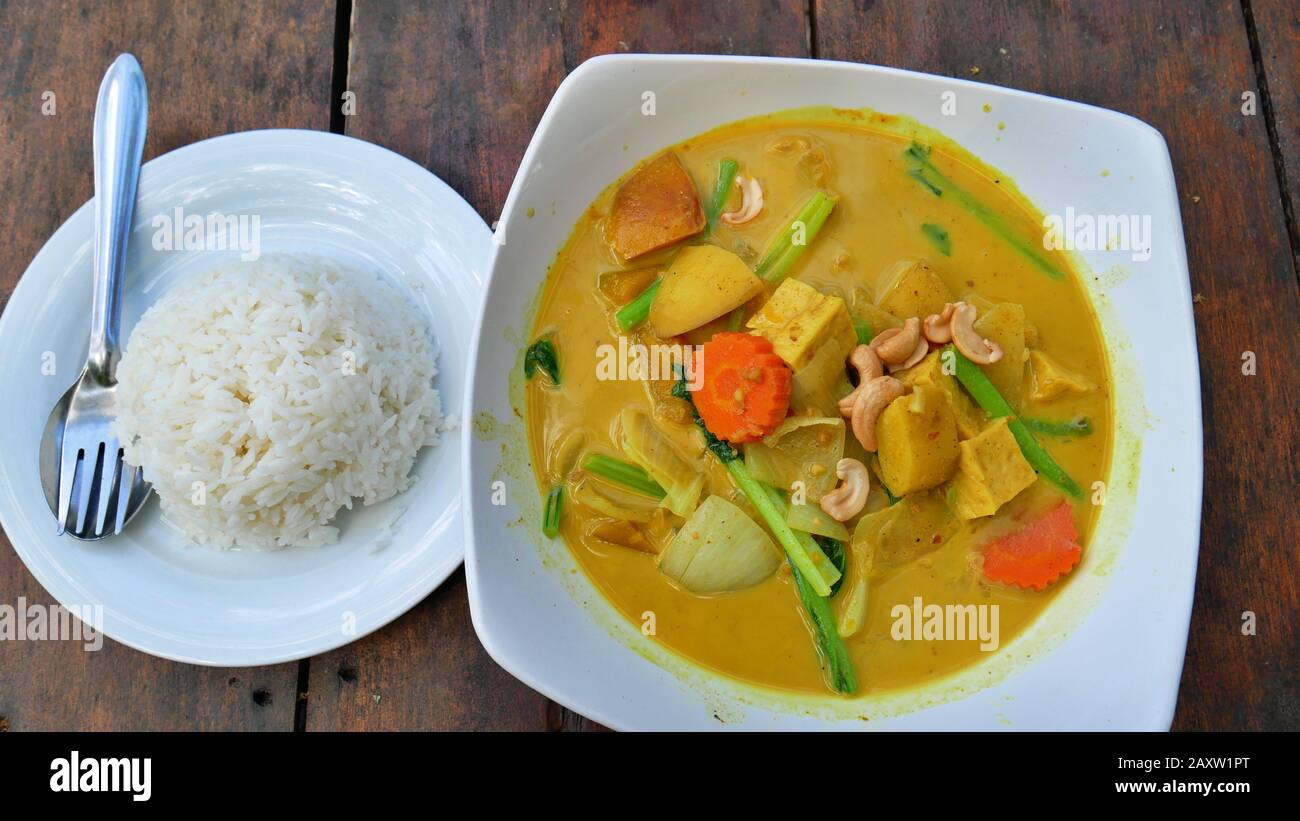 Bol à curry jaune thaïlandais avec riz cuit à la vapeur Banque D'Images