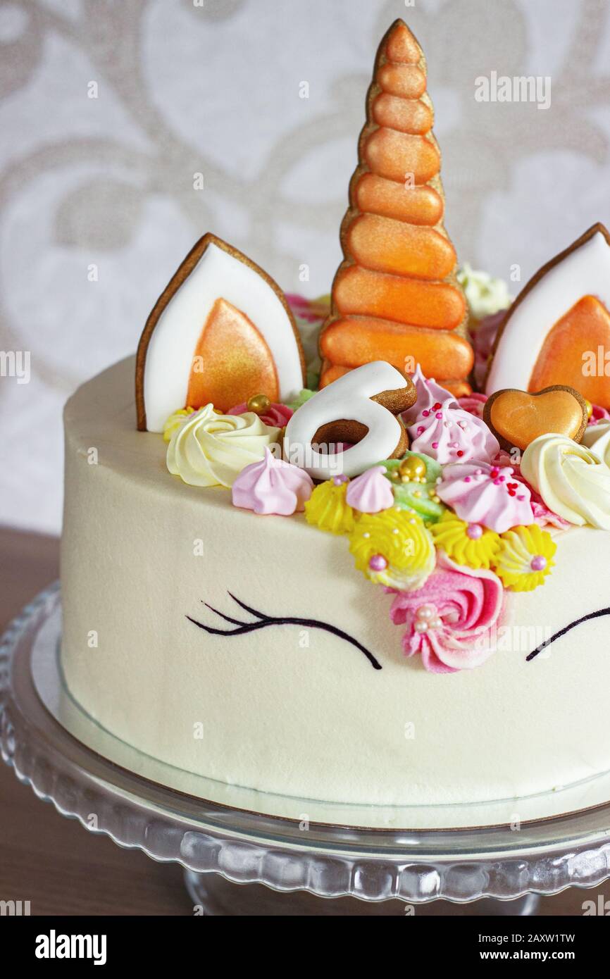 Un beau gâteau lumineux décoré sous la forme de fantaisie unicorn. Le concept d'un dessert festif pour l'anniversaire des enfants Banque D'Images