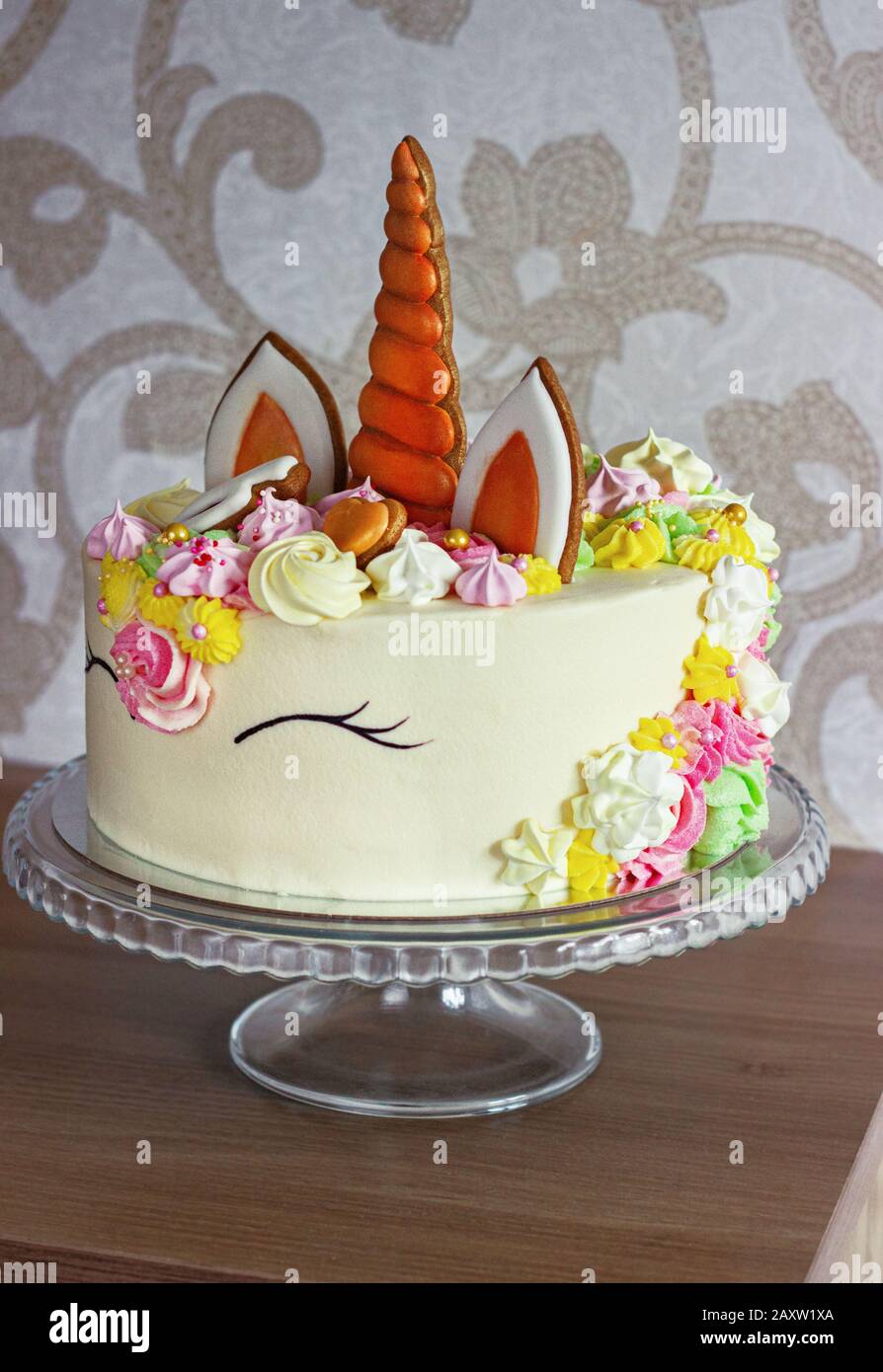 Un Beau Gateau Lumineux Decore Sous La Forme De Fantaisie Unicorn Le Concept D Un Dessert Festif Pour L Anniversaire Des Enfants Photo Stock Alamy