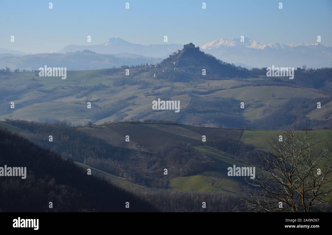 La fortification défensive du château de Rossena isolé sur le rocher domine la vallée Banque D'Images