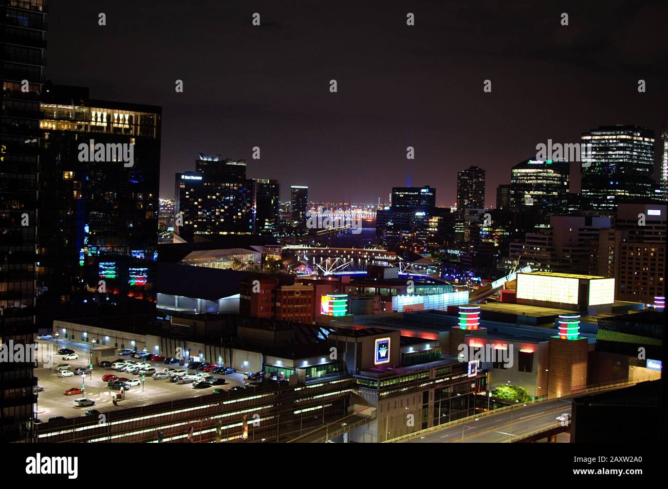 Vue de nuit sur le Crown Casino Southbank et les bâtiments d'affaires du quartier des affaires de Melbourne Banque D'Images