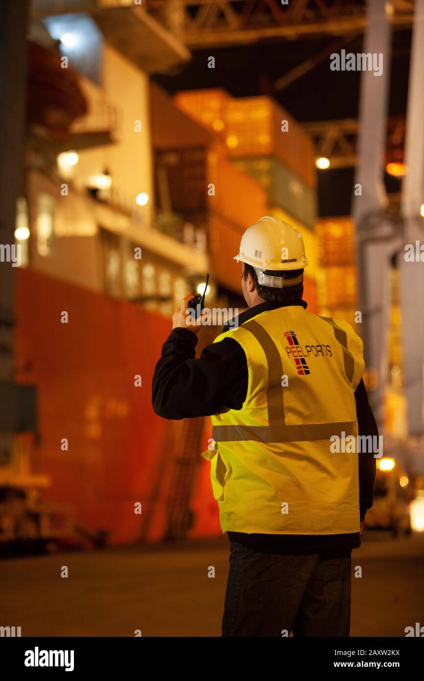 Rouleaux en acier chinois empilés et prêts à être transporté à l'usine depuis l'entrepôt Banque D'Images