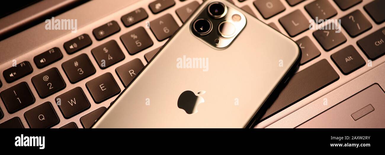 Iphone Apple pro sur clavier d'ordinateur portable Banque D'Images