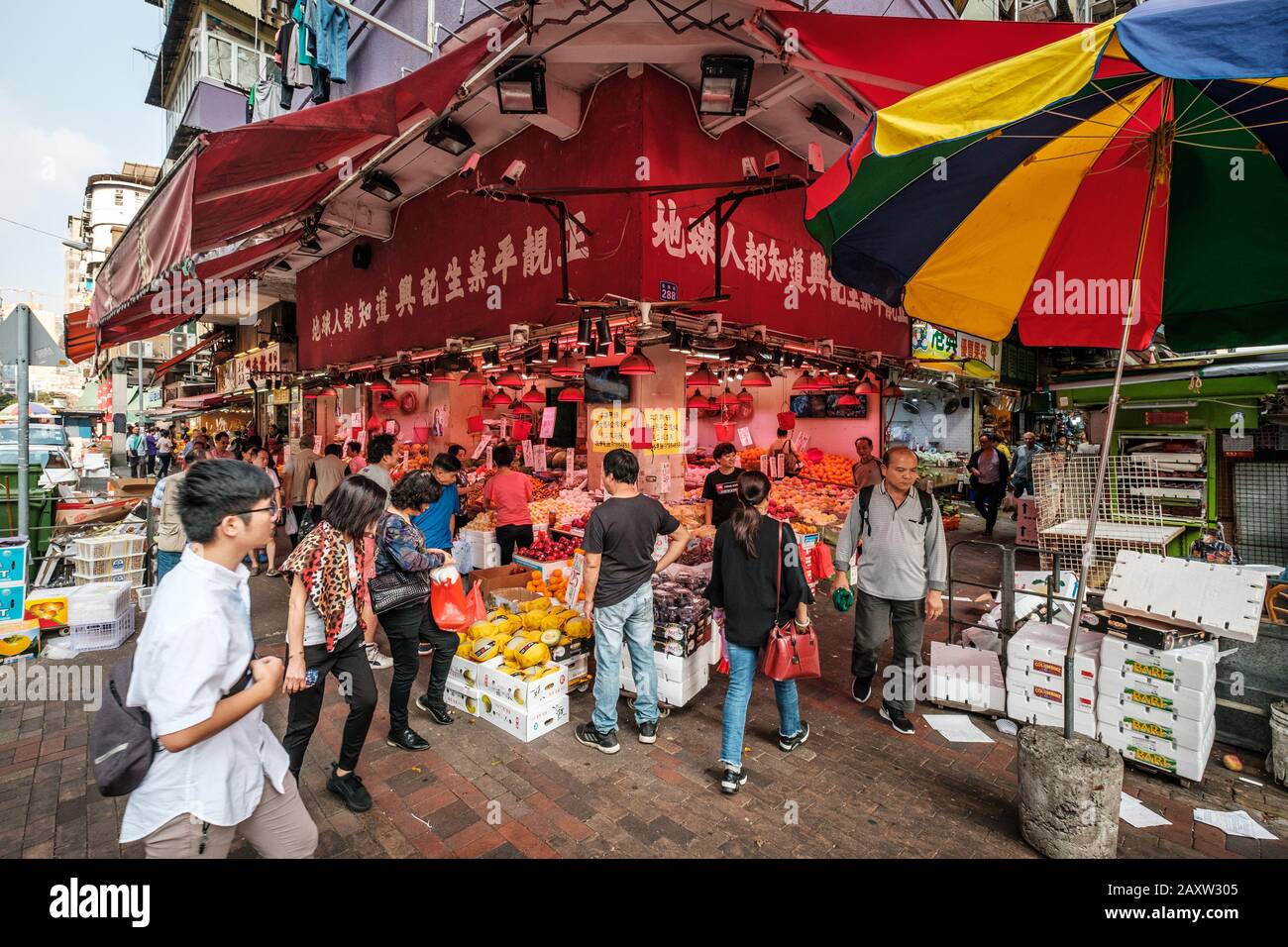 Hong Kong - novembre 2019: Les gens achètent des produits alimentaires sur le marché bondé de la nourriture de rue à Hong kong Banque D'Images