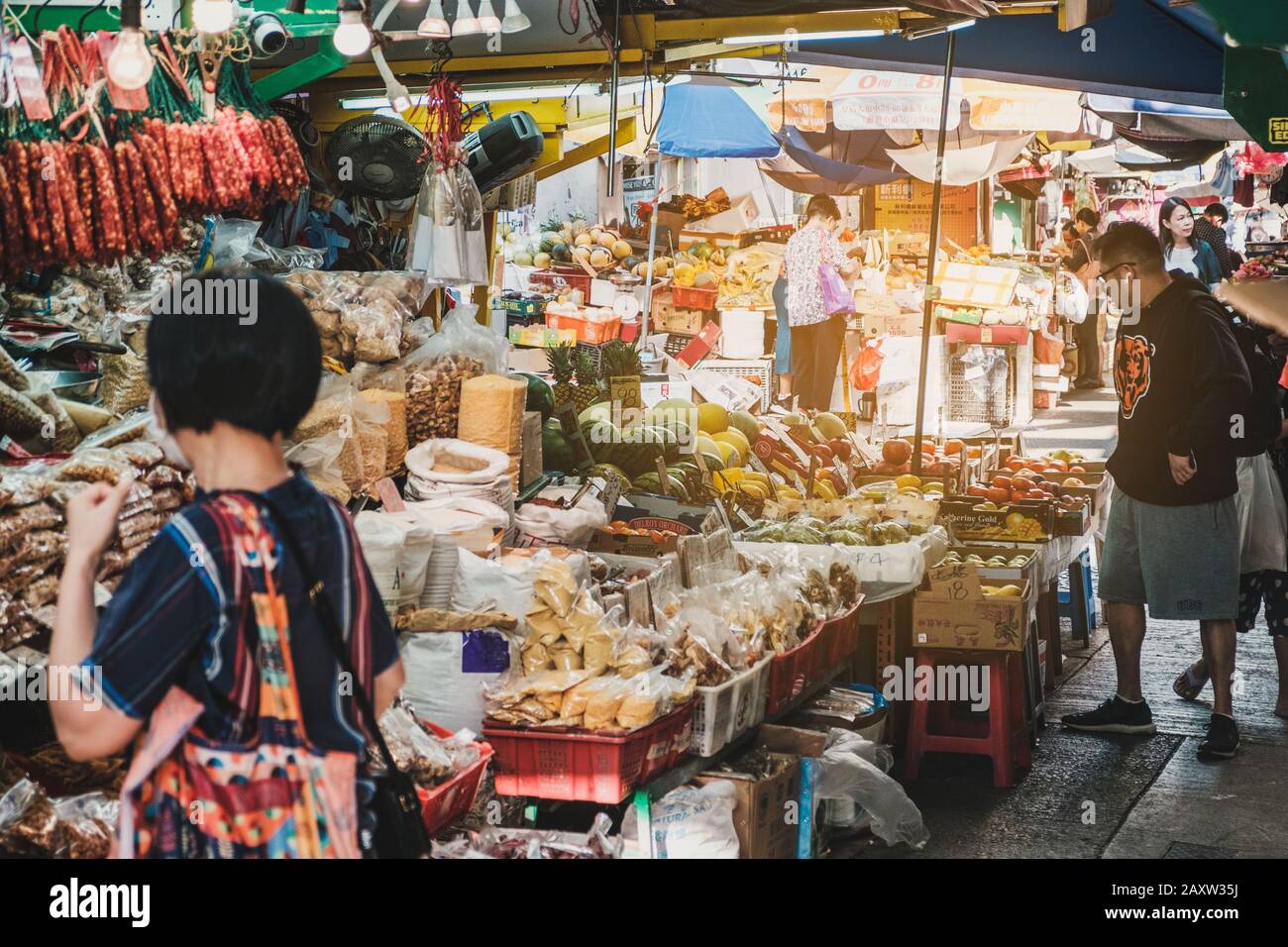Hong Kong - novembre 2019: Les gens sur le marché de la nourriture de rue à Hong kong, Soho Banque D'Images