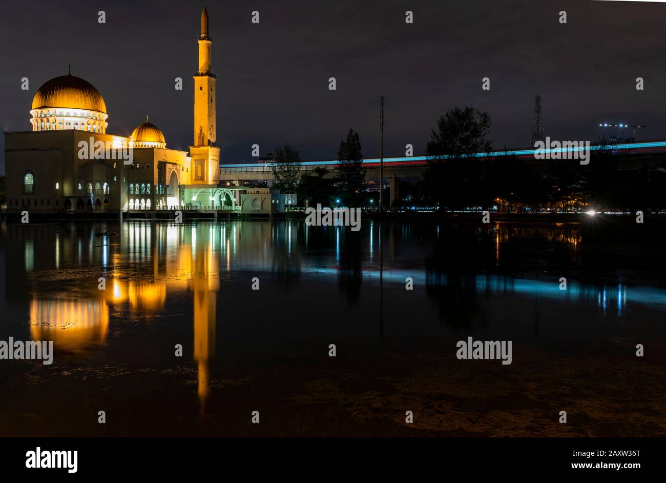 Vue nocturne sur la magnifique Mosquée Masjid As-Salam Puchong Perdana. Banque D'Images