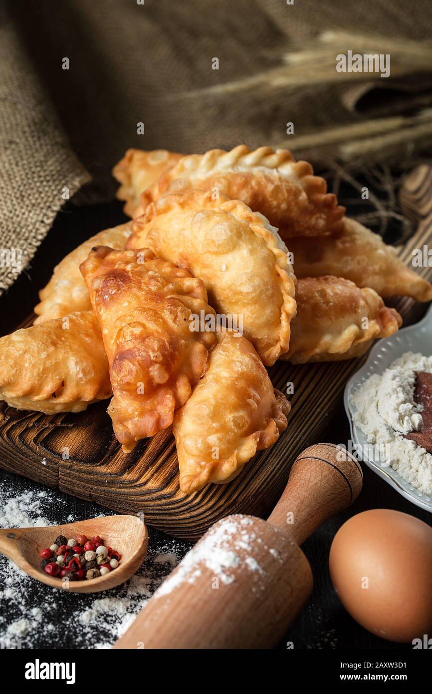 Tartes faites maison avec chou sur une table rustique en bois. Publicité toujours la vie de la cuisson Banque D'Images