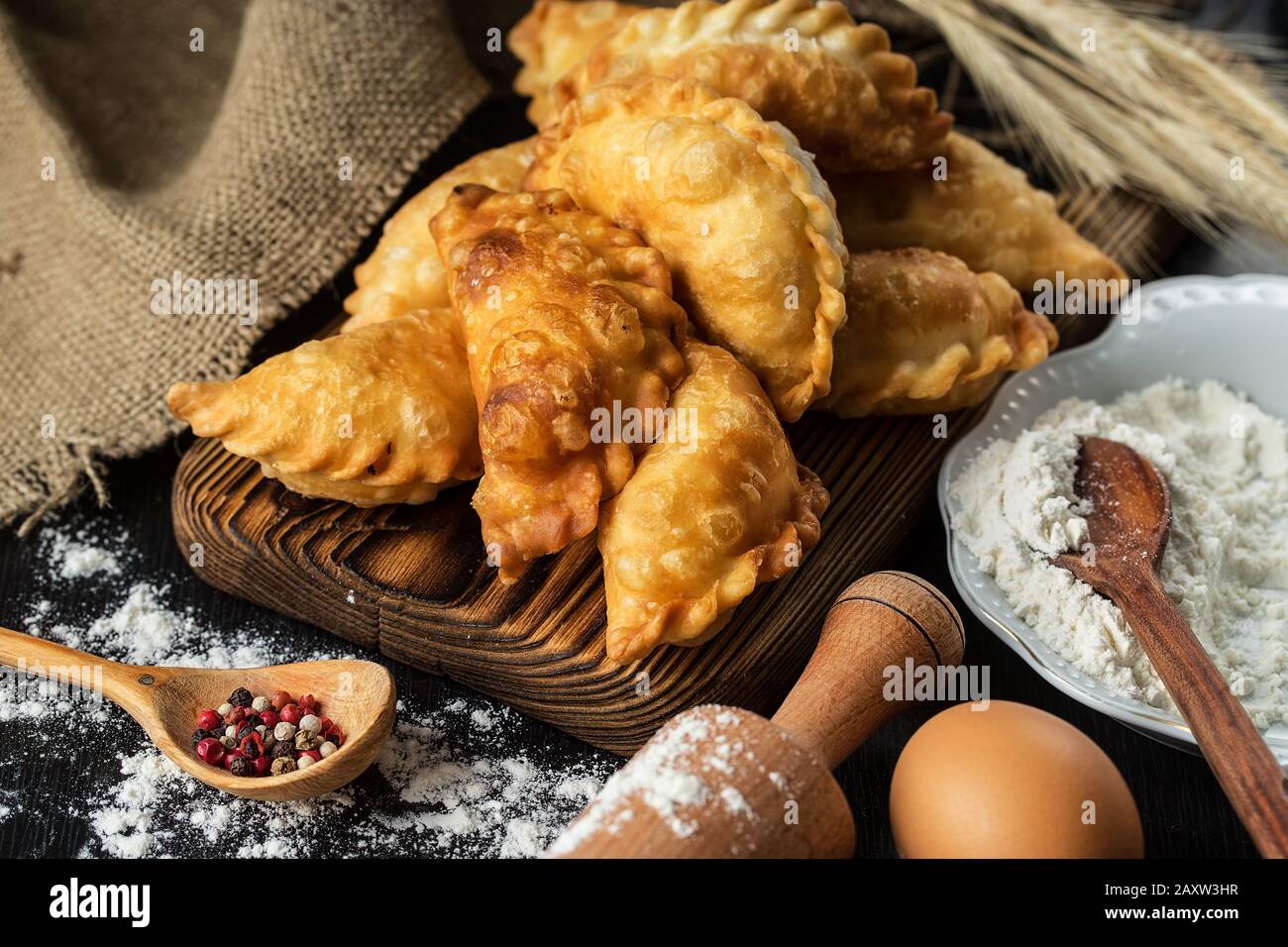 Tartes faites maison avec chou sur une table rustique en bois. Publicité toujours la vie de la cuisson Banque D'Images