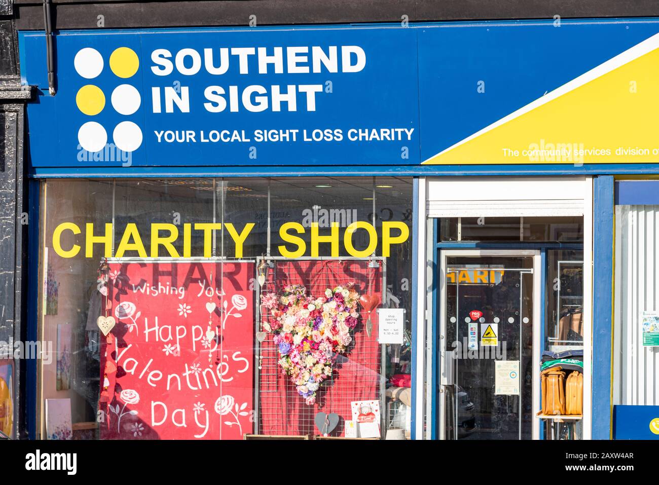 Happy Valentines Day s'affiche à Southend dans la boutique de charité de Sight, Hamlet court Road, Westcliff on Sea, Essex, Royaume-Uni. Magasin de thrift Banque D'Images