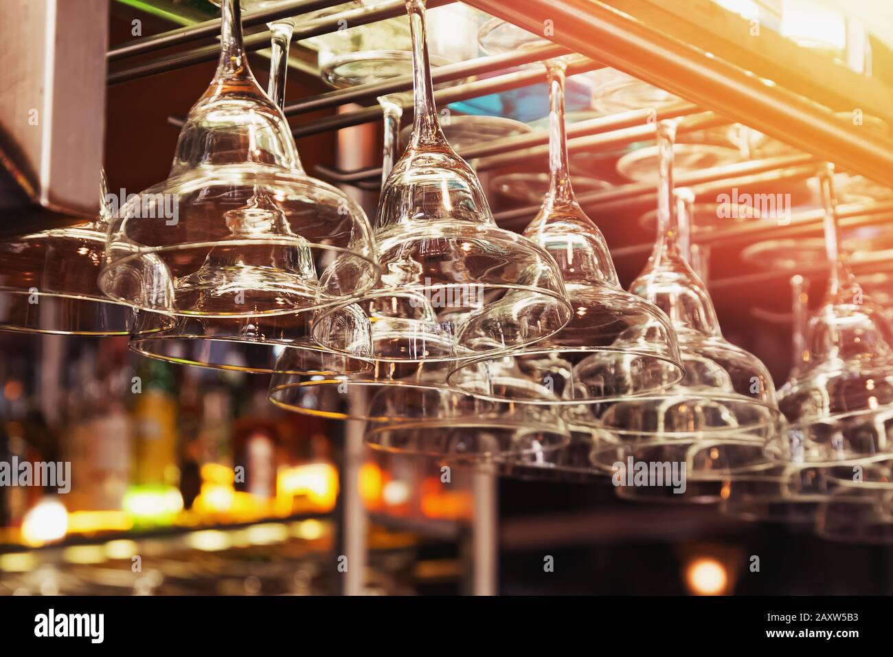 Gros plan sur les verres à cocktail suspendus en rangée Banque D'Images