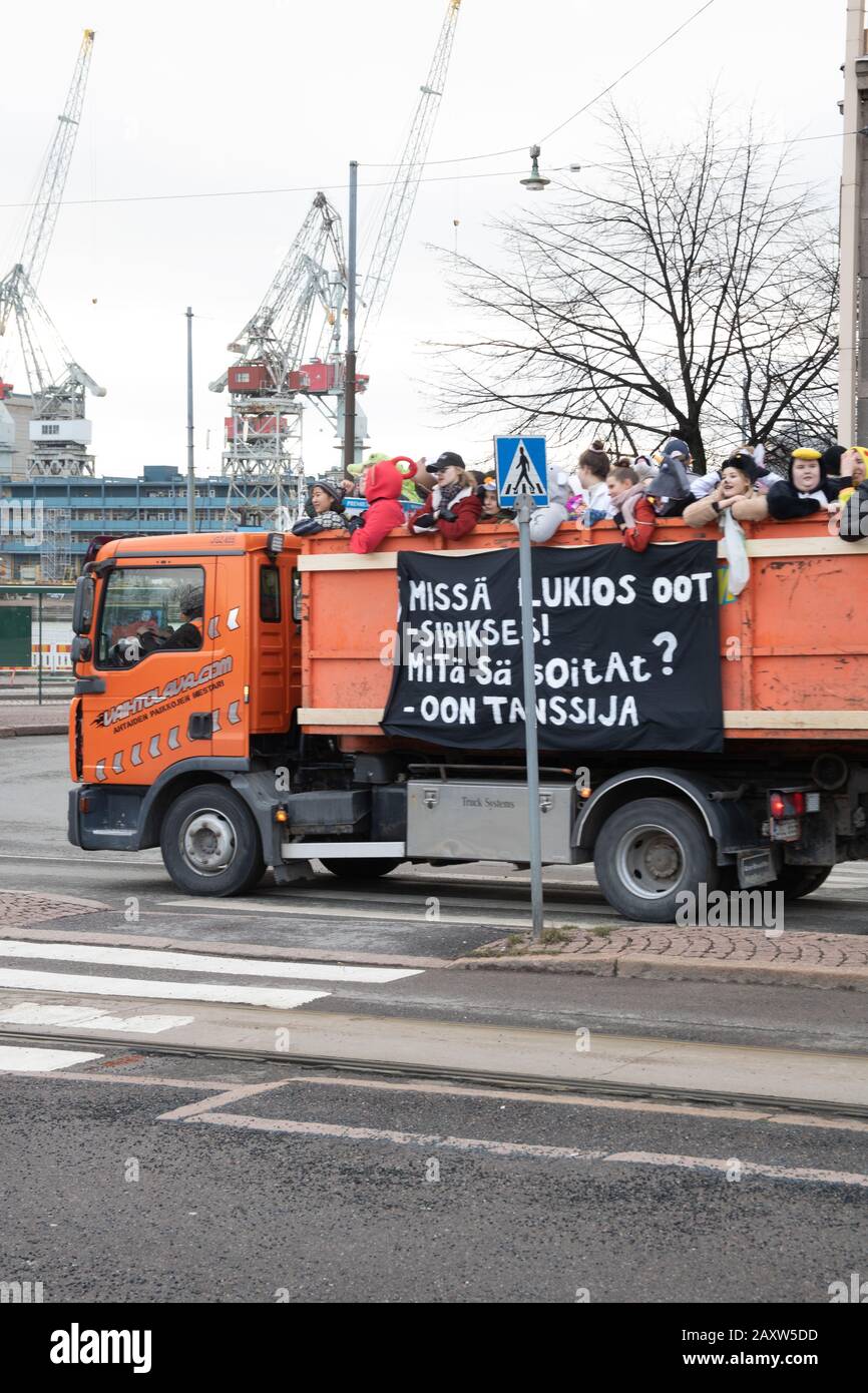 Penkkarit À Helsinki, Finlande. Fête traditionnelle dans l'enseignement secondaire finlandais supérieur (lukio). Les étudiants portent des costumes de carnaval et jettent des bonbons aux spectateurs et aux passants. Banque D'Images