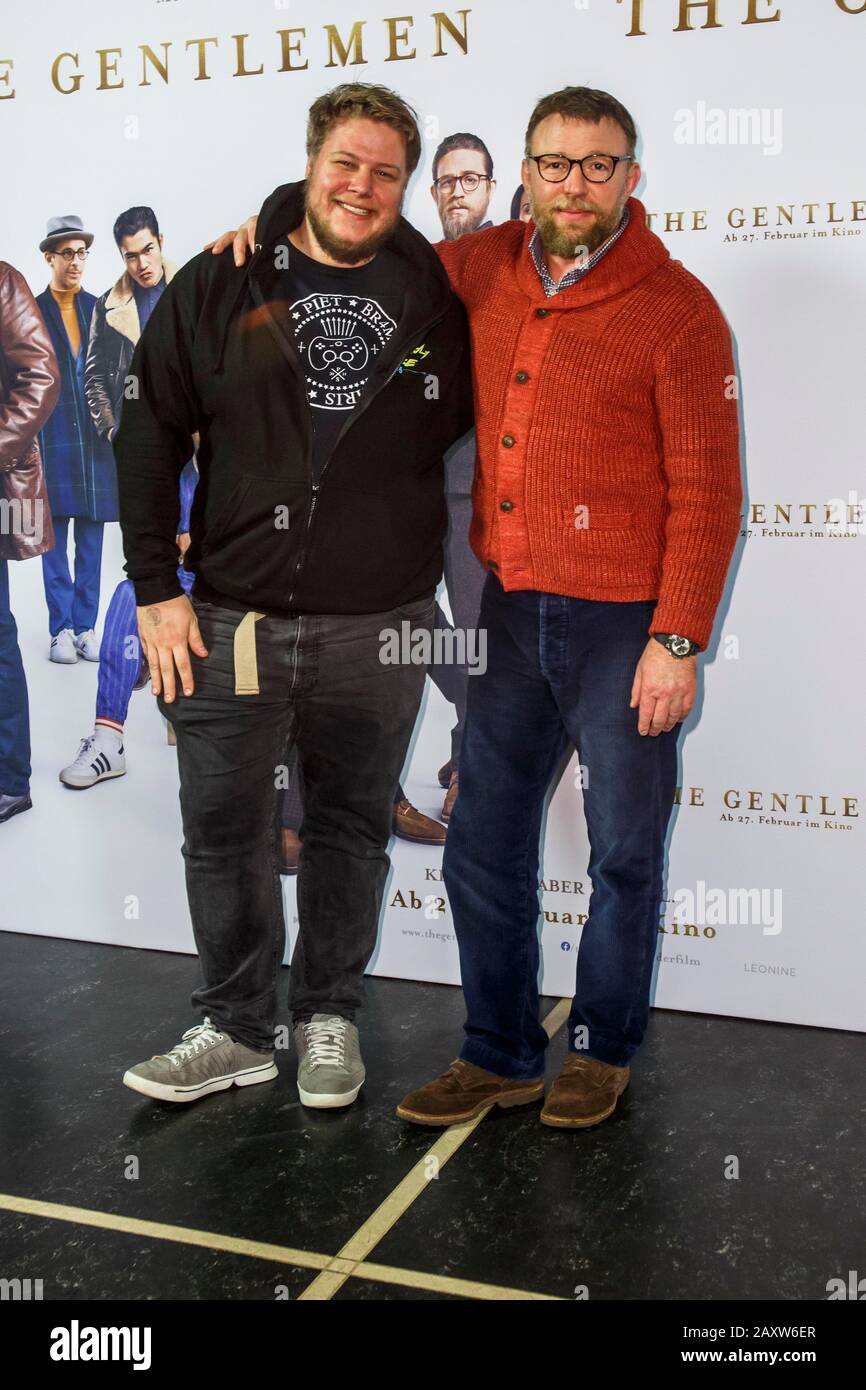 Berlin, Allemagne. 11 février 2020. Dennis Brammen et Guy Ritchie le réalisateur, scénariste et producteur de film britannique au photocaliste pour le film The Messieurs au cinéma Zoo Palast le mardi 11 février 2019 à Berlin | usage dans le monde crédit: DPA/Alay Live News Banque D'Images