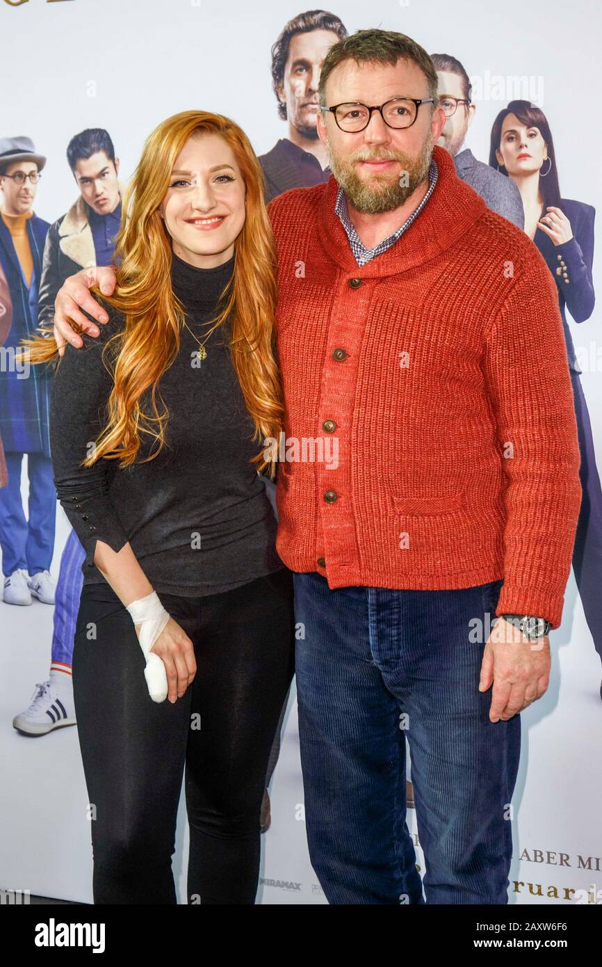 Berlin, Allemagne. 11 février 2020. Lara Trautmann (Lara Loft) et Guy Ritchie le réalisateur, scénariste et producteur de film britannique au photocast pour le film The Gentlemen au Zoo Palast le mardi 11 février 2019 à Berlin | usage dans le monde crédit: DPA/Alay Live News Banque D'Images