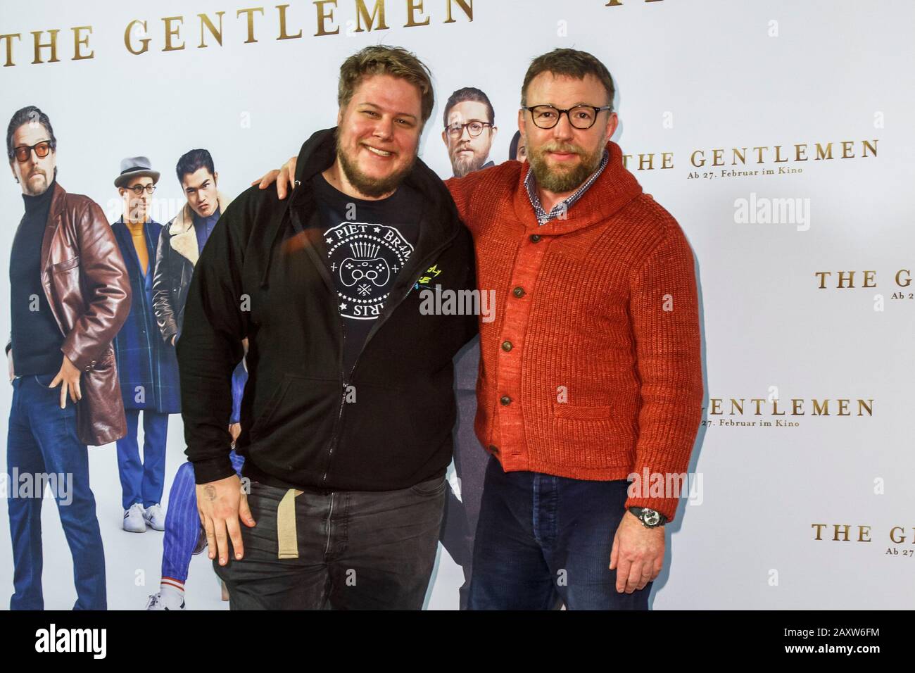 Berlin, Allemagne. 11 février 2020. Dennis Brammen et Guy Ritchie le réalisateur, scénariste et producteur de film britannique au photocaliste pour le film The Messieurs au cinéma Zoo Palast le mardi 11 février 2019 à Berlin | usage dans le monde crédit: DPA/Alay Live News Banque D'Images