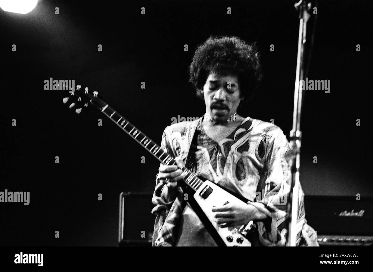 Jimi Hendrix au célèbre Festival de l'île de Wight en 1970, on estime qu'entre 600 et 700 000 personnes y ont assisté. Dimanche 30 Août 1970 Banque D'Images