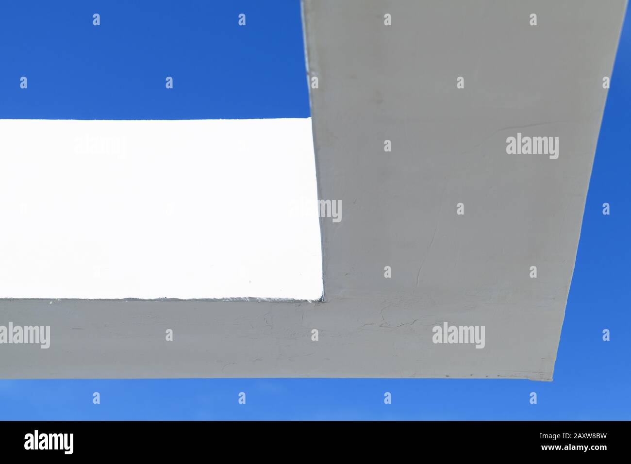 Architecture minimaliste abstraite arrière-plan avec coin en béton blanc sous le ciel bleu Banque D'Images