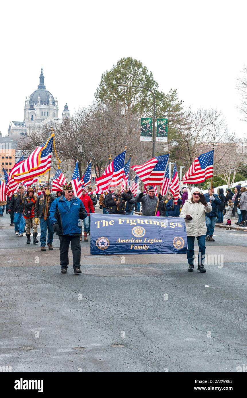 St Paul, MN/USA - 25 janvier 2020: Branche locale de la Légion américaine marche au carnaval d'hiver Saint paul annuel. Banque D'Images