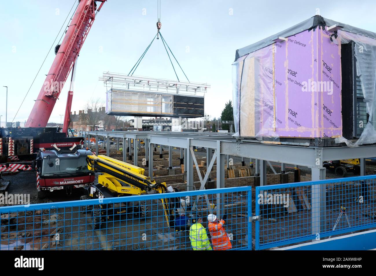Hereford, Herefordshire, Royaume-Uni - jeudi 13 février 2020 - le premier des 127 gousses de construction modulaires est mis en place pour de nouveaux logements pour étudiants de construction à Hereford. L'hébergement sera utilisé par les étudiants du New Model Institute for Technology and Engineering ( NMiTE ) et du Hereford College of Arts ( HCA ). Les modules modulaires sont construits par Caledonian Modular. Photo Steven May / Alay Live News Banque D'Images