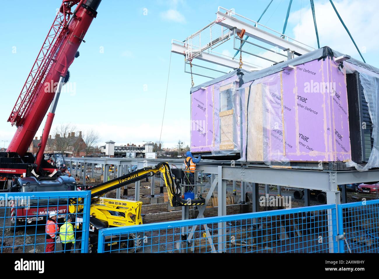 Hereford, Herefordshire, Royaume-Uni - jeudi 13 février 2020 - le premier des 127 gousses de construction modulaires est mis en place pour de nouveaux logements pour étudiants de construction à Hereford. L'hébergement sera utilisé par les étudiants du New Model Institute for Technology and Engineering ( NMiTE ) et du Hereford College of Arts ( HCA ). Les modules modulaires sont construits par Caledonian Modular. Photo Steven May / Alay Live News Banque D'Images