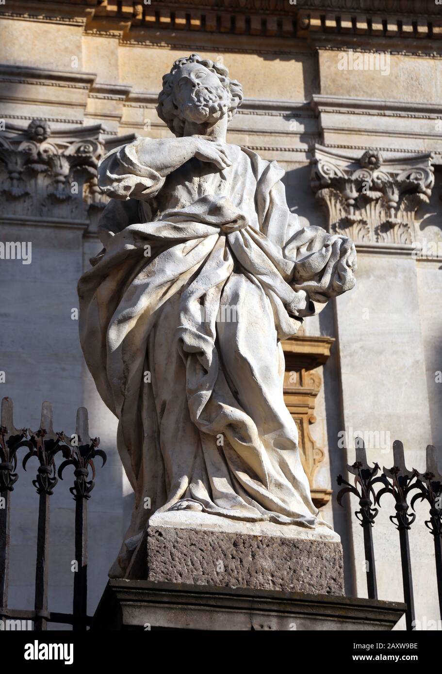 Cracovie. Cracovie. Pologne. Rue Grodzka. Figure de l'apôtre Matthias devant l'église des saints Pierre et Paul. Banque D'Images