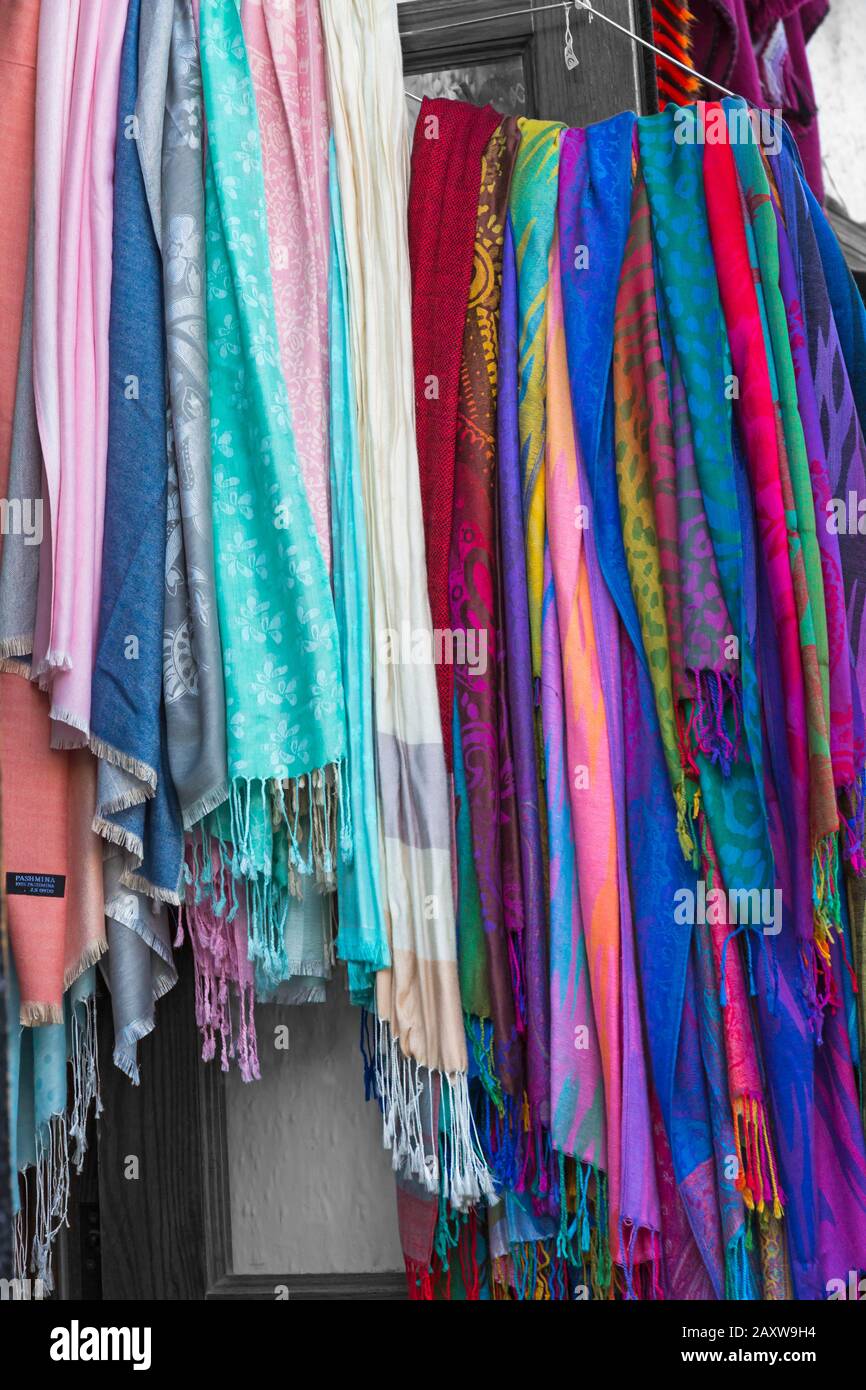 Pashmina scarf scarves Banque de photographies et d'images à haute  résolution - Alamy