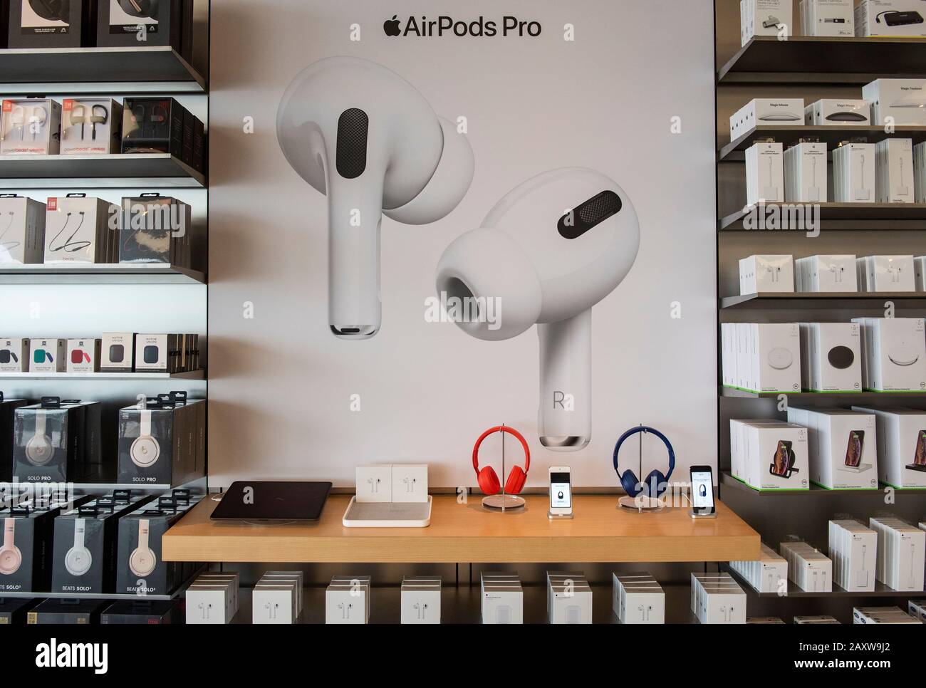 Casque numérique sans fil, Airpods, vu à l'Apple Store de la multinationale  américaine de technologie à Hong Kong Photo Stock - Alamy