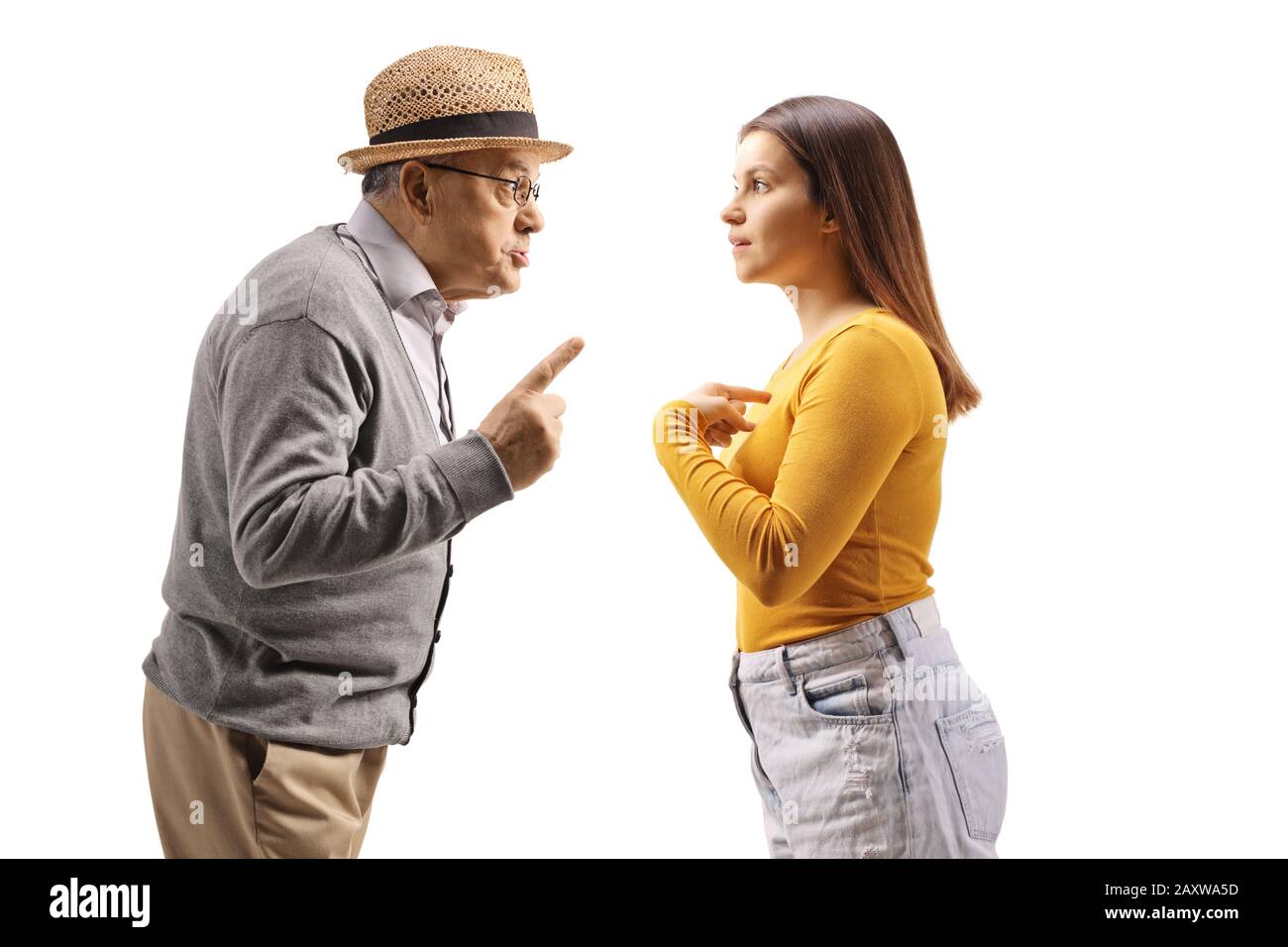 Un vieil homme grincheux réprimant une jeune femme isolée sur fond blanc Banque D'Images