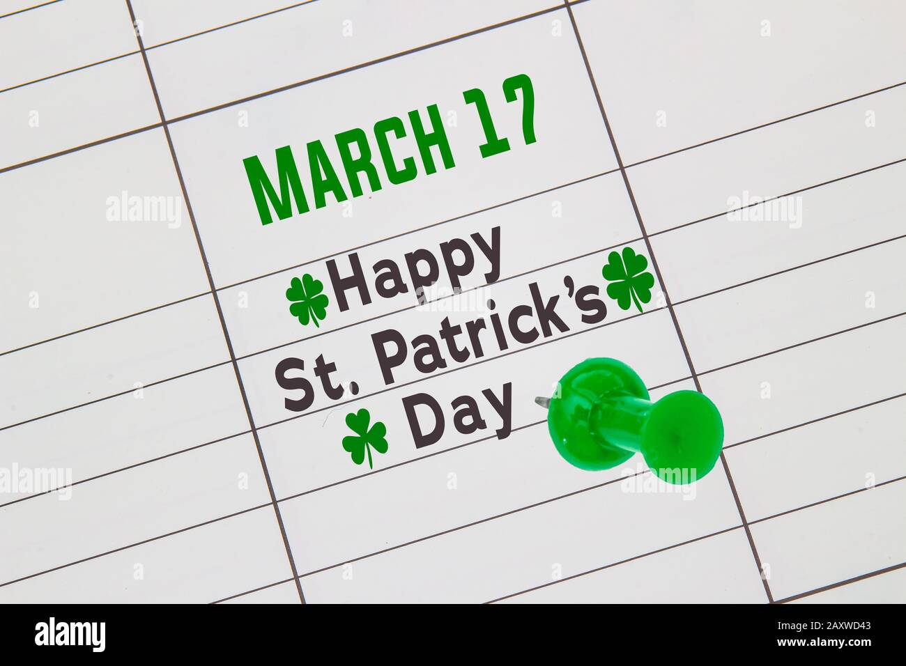 Un gros plan d'un calendrier le 17 mars avec le texte: Happy St. Patrick's Day Banque D'Images