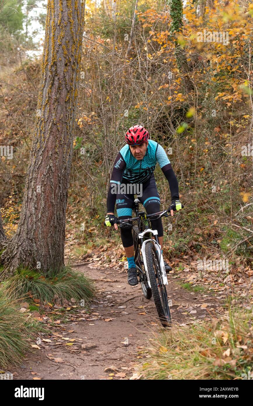 Vélo de montagne MAN dans la forêt, saison d'automne. Village de Banyeres de mariola, Costa Blanca, province d'Alicante, Espagne Banque D'Images