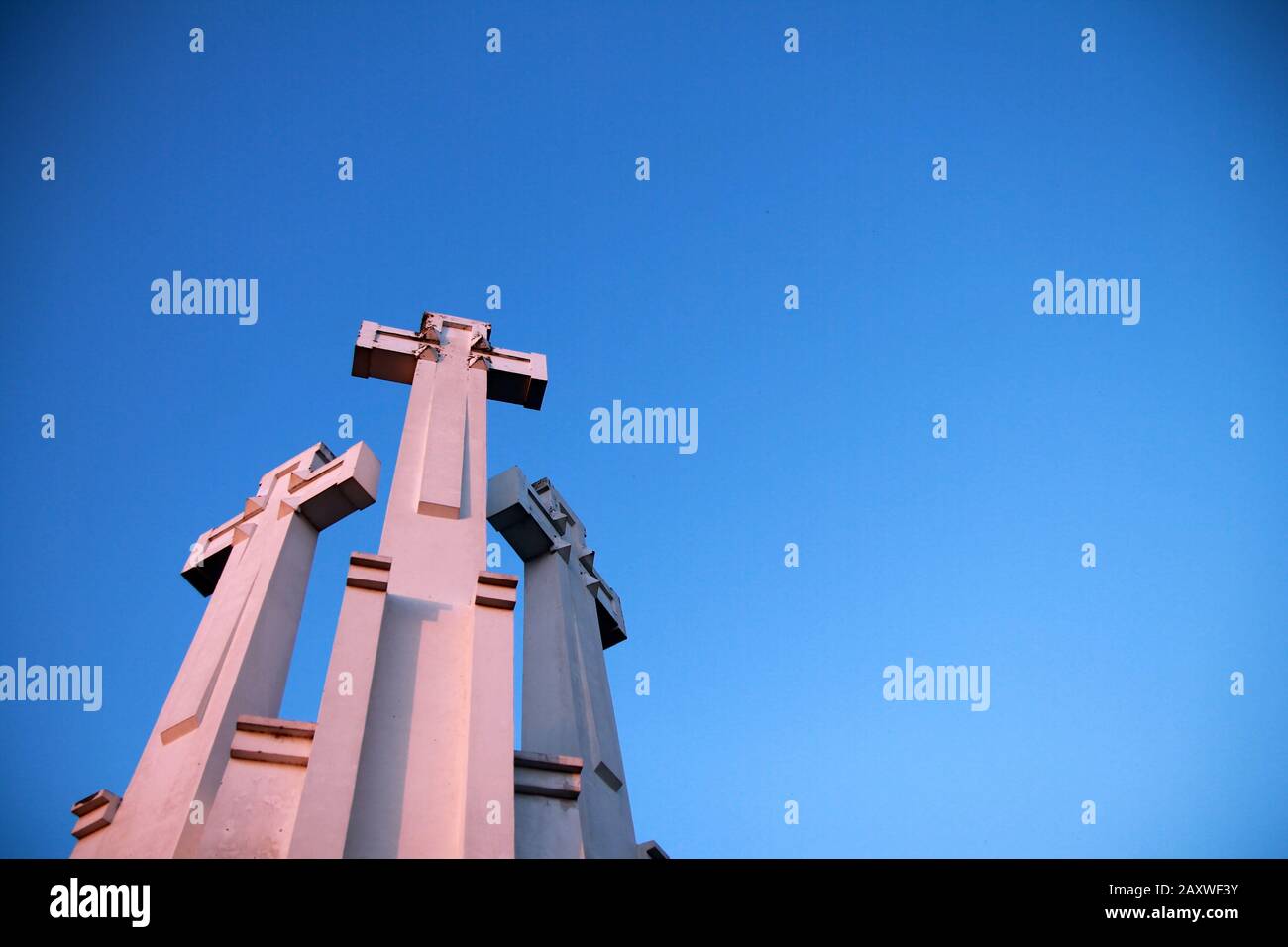 Trois croix blanches au sommet d'une colline à Vilnius Banque D'Images