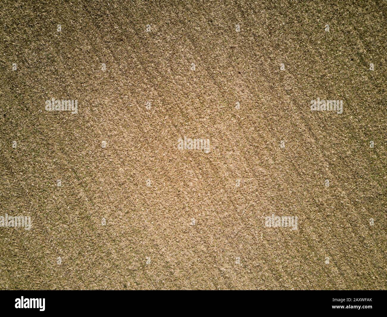 Champ d'autorisation. Photo aérienne drone regardant verticalement vers le bas sur un champ agricole de jachère; plein cadre abstrait arrière-plan rural texture. Banque D'Images Champ d'autorisation. Photo aérienne drone regardant verticalement vers le bas sur un champ agricole de jachère; plein cadre abstrait arrière-plan rural texture. Banque D'Images