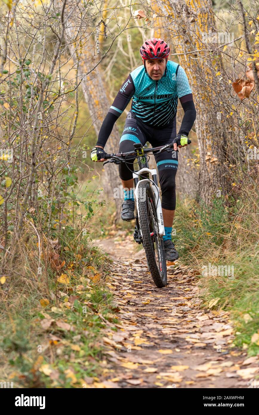 Vélo de montagne MAN dans la forêt, saison d'automne. Village de Banyeres de mariola, Costa Blanca, province d'Alicante, Espagne Banque D'Images