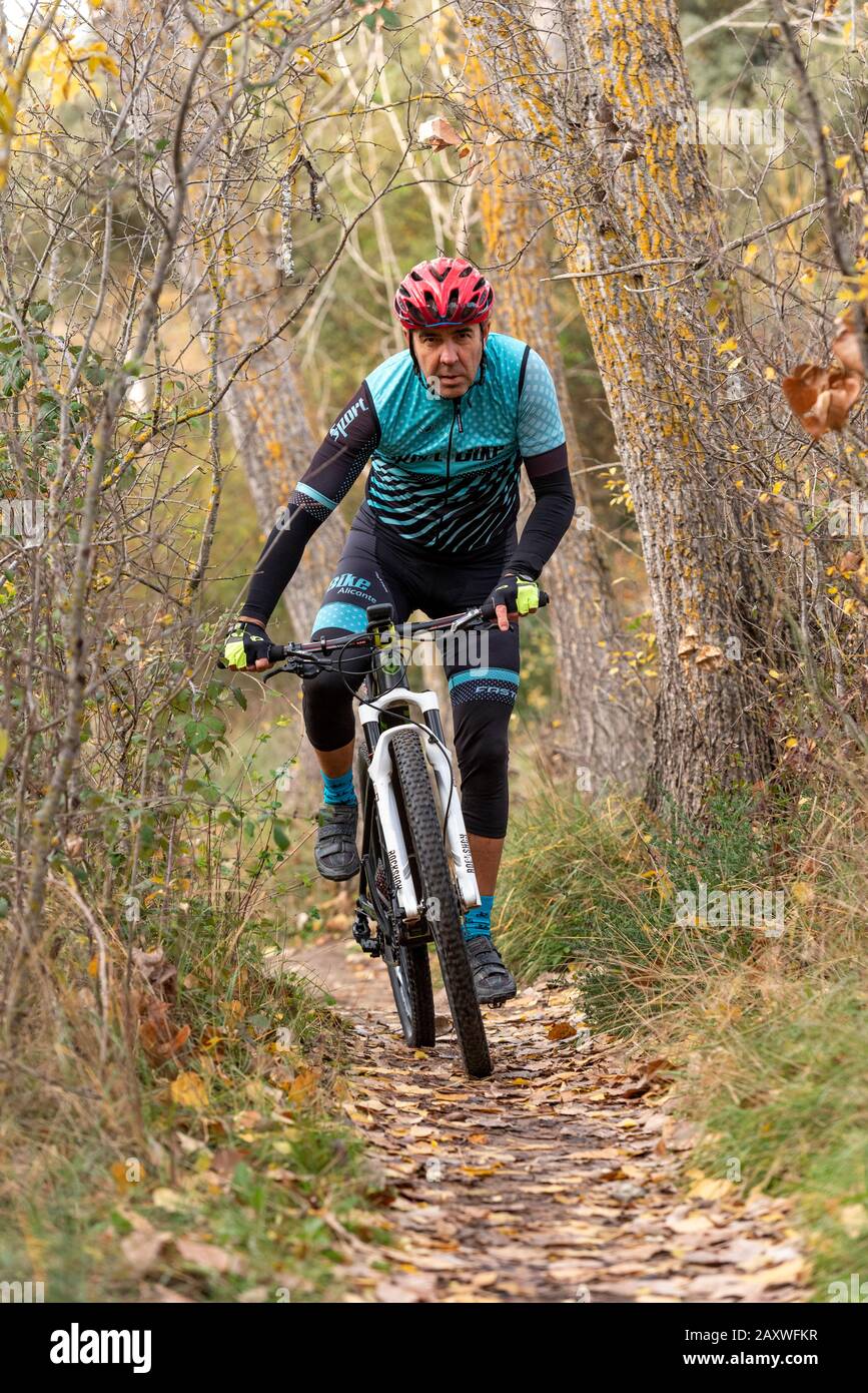 Vélo de montagne MAN dans la forêt, saison d'automne. Village de Banyeres de mariola, Costa Blanca, province d'Alicante, Espagne Banque D'Images