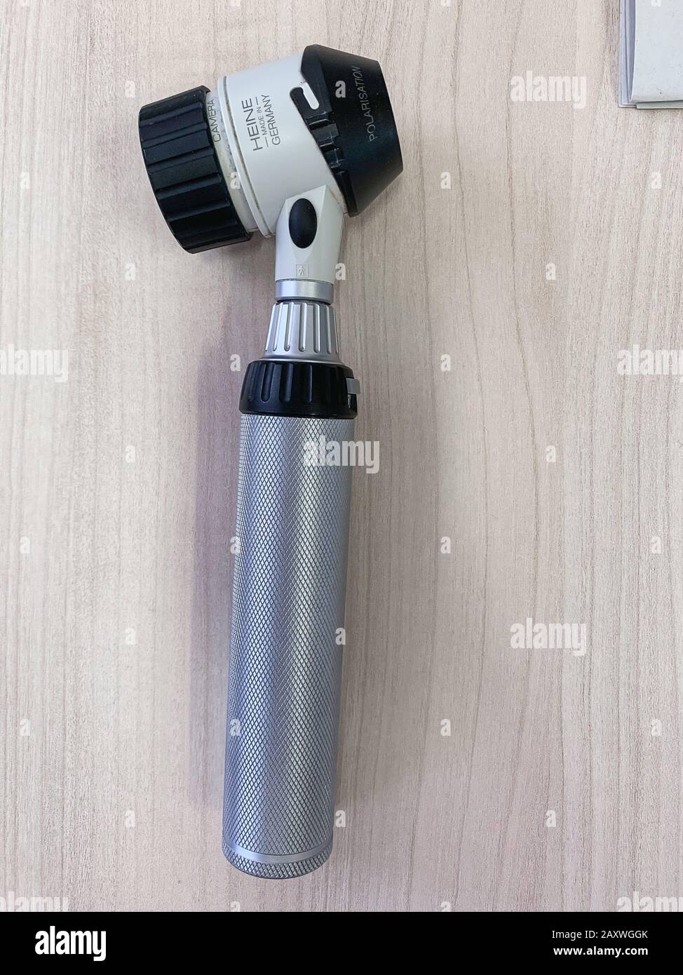 Parme, Italie - 9 février 2020: Gros plan d'un dermatoscope de Heine, instrument utilisé par les dermatologues pour examiner la peau et avoir une vue élargie o Banque D'Images