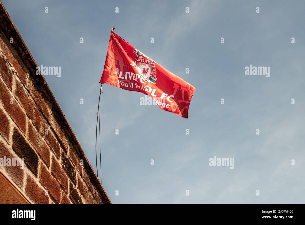 Liverpool - Angleterre - 13 Avril 2019 : Liverpool F.c. Drapeau en agitant avec le fond bleu du ciel. Banque D'Images