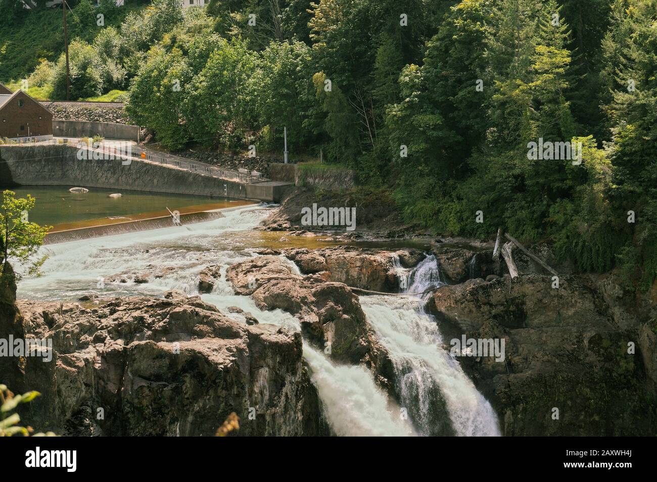 State Washington-Snoqualmie Falls. Centrale électrique située sous terre. C'est la première centrale hydroélectrique entièrement souterraine jamais construite dans le Banque D'Images