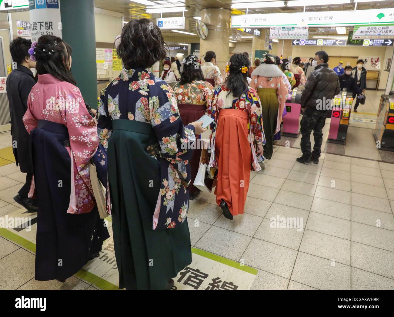 KIMONOS DANS LE MÉTRO DE TOKYO Banque D'Images