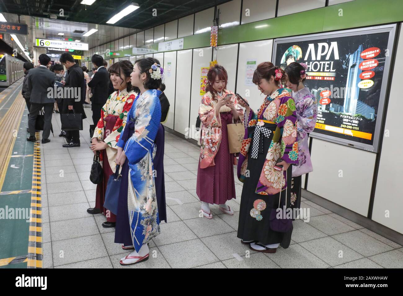 KIMONOS DANS LE MÉTRO DE TOKYO Banque D'Images