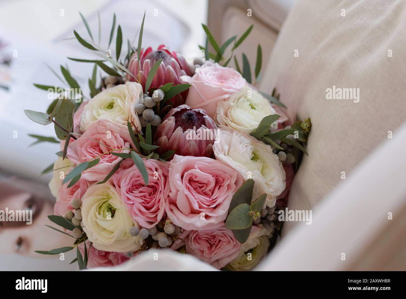 Bouquet exotique de fleurs roses et blanches sur fond blanc. Contexte pour  les invitations de mariage Photo Stock - Alamy