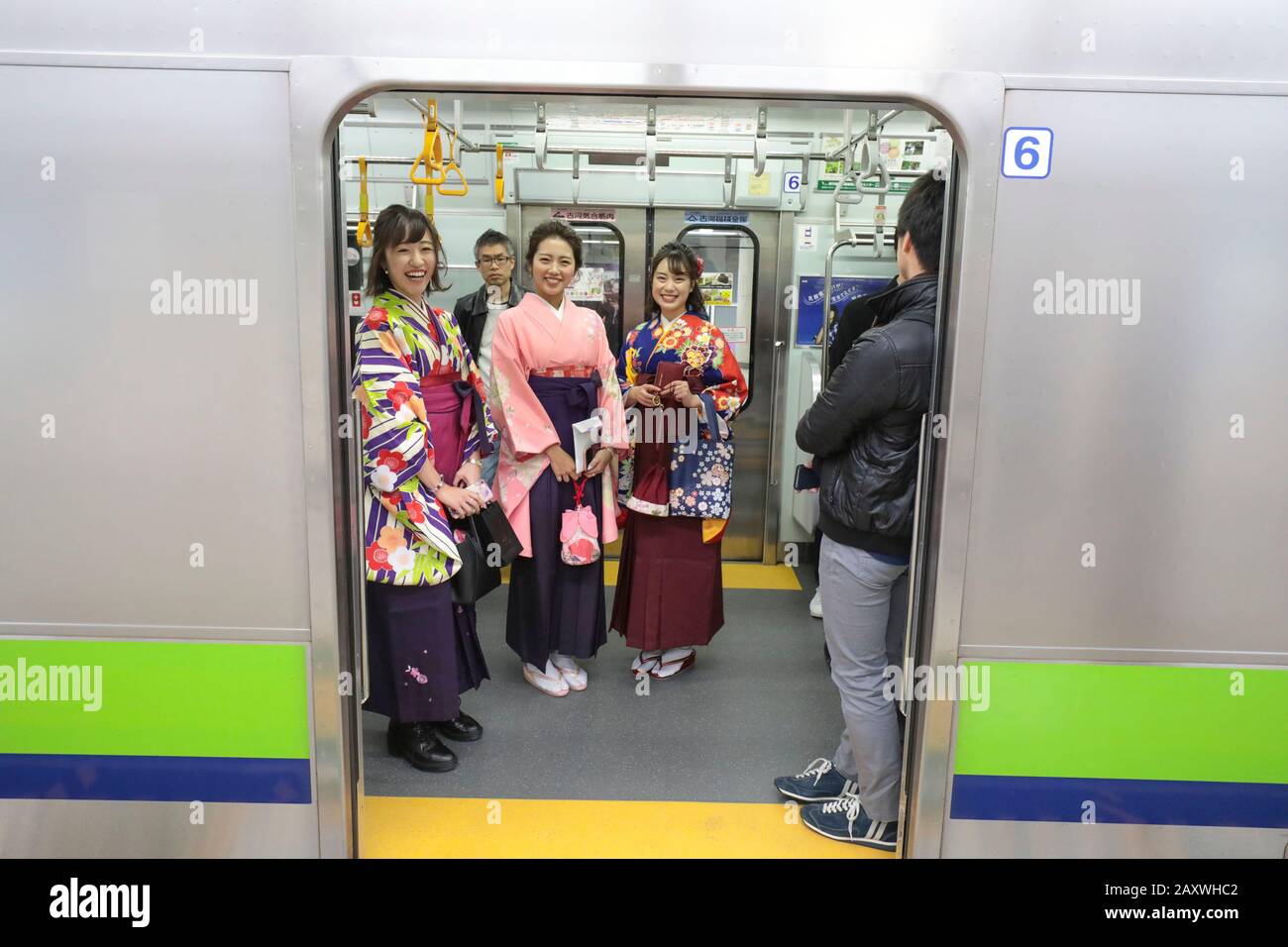 KIMONOS DANS LE MÉTRO DE TOKYO Banque D'Images
