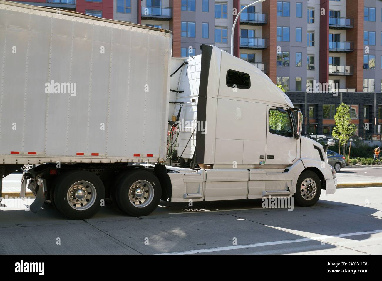 Une ville sur la côte est des États-Unis. Un grand camion avec une semi-remorque dans la circulation urbaine. Banque D'Images
