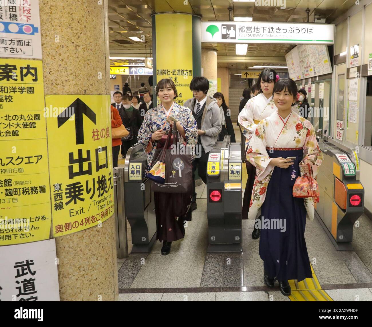 KIMONOS DANS LE MÉTRO DE TOKYO Banque D'Images
