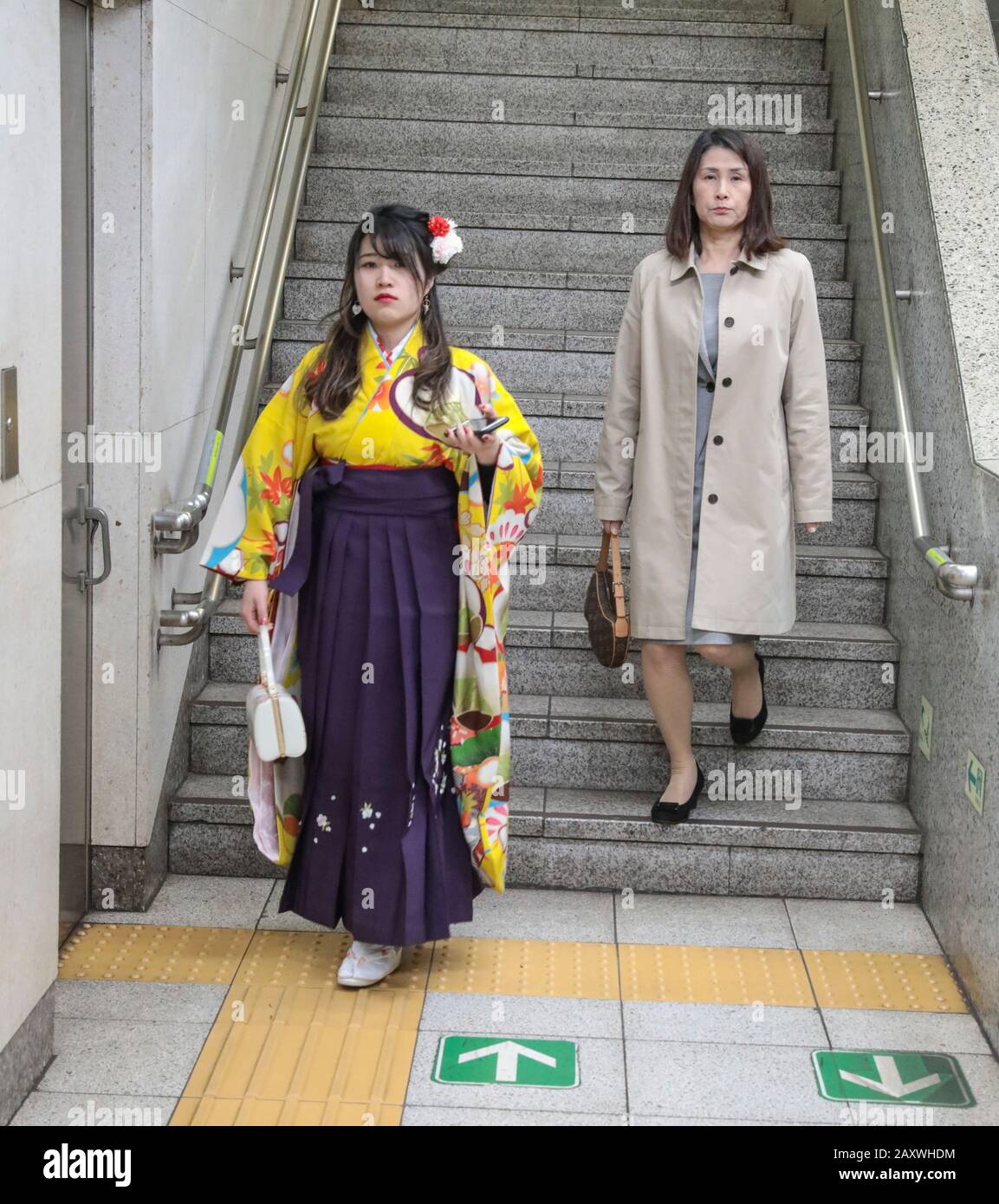 KIMONOS DANS LE MÉTRO DE TOKYO Banque D'Images