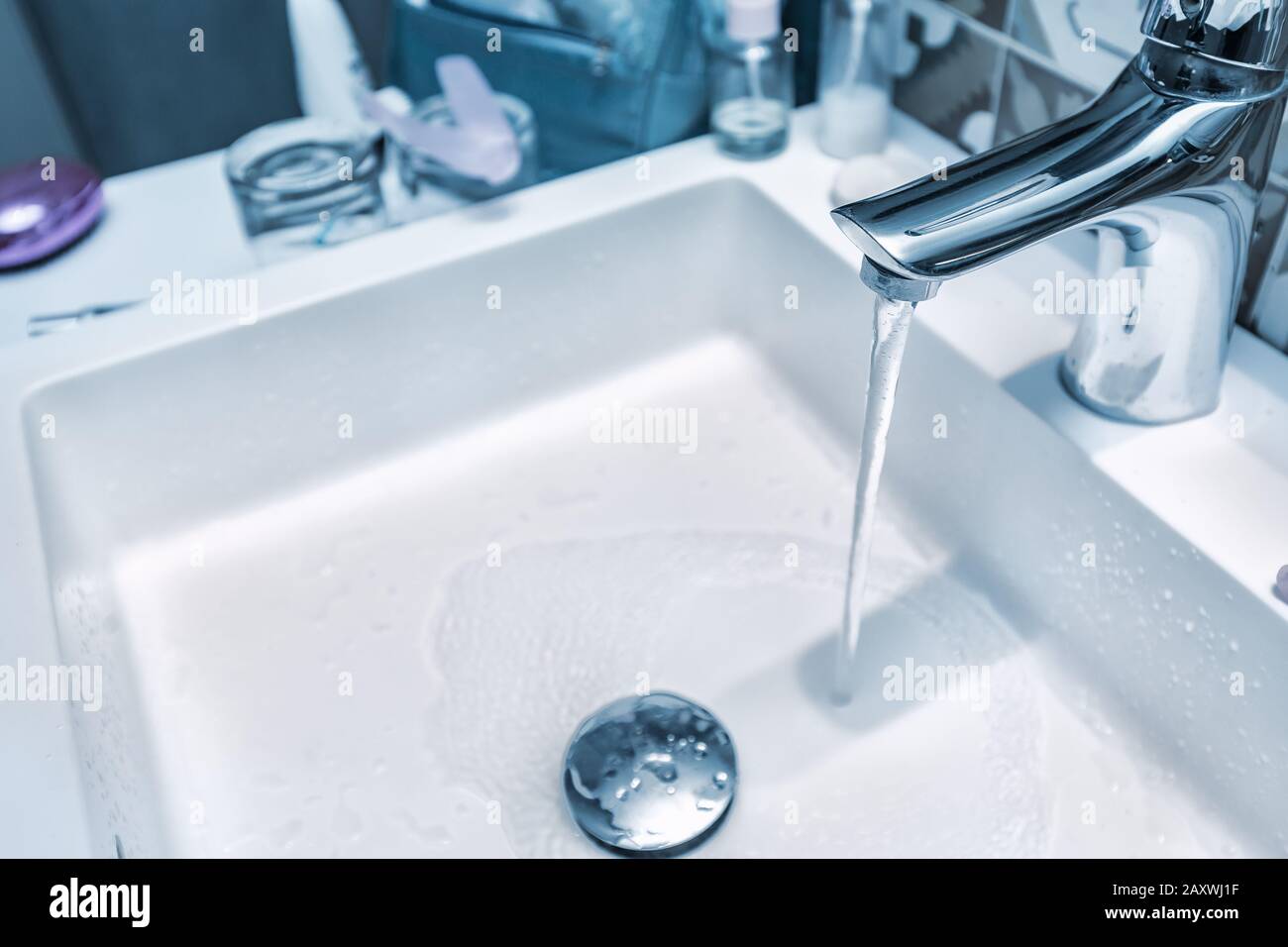 Jet d'eau froide du robinet ouvert dans la salle de bains Banque D'Images