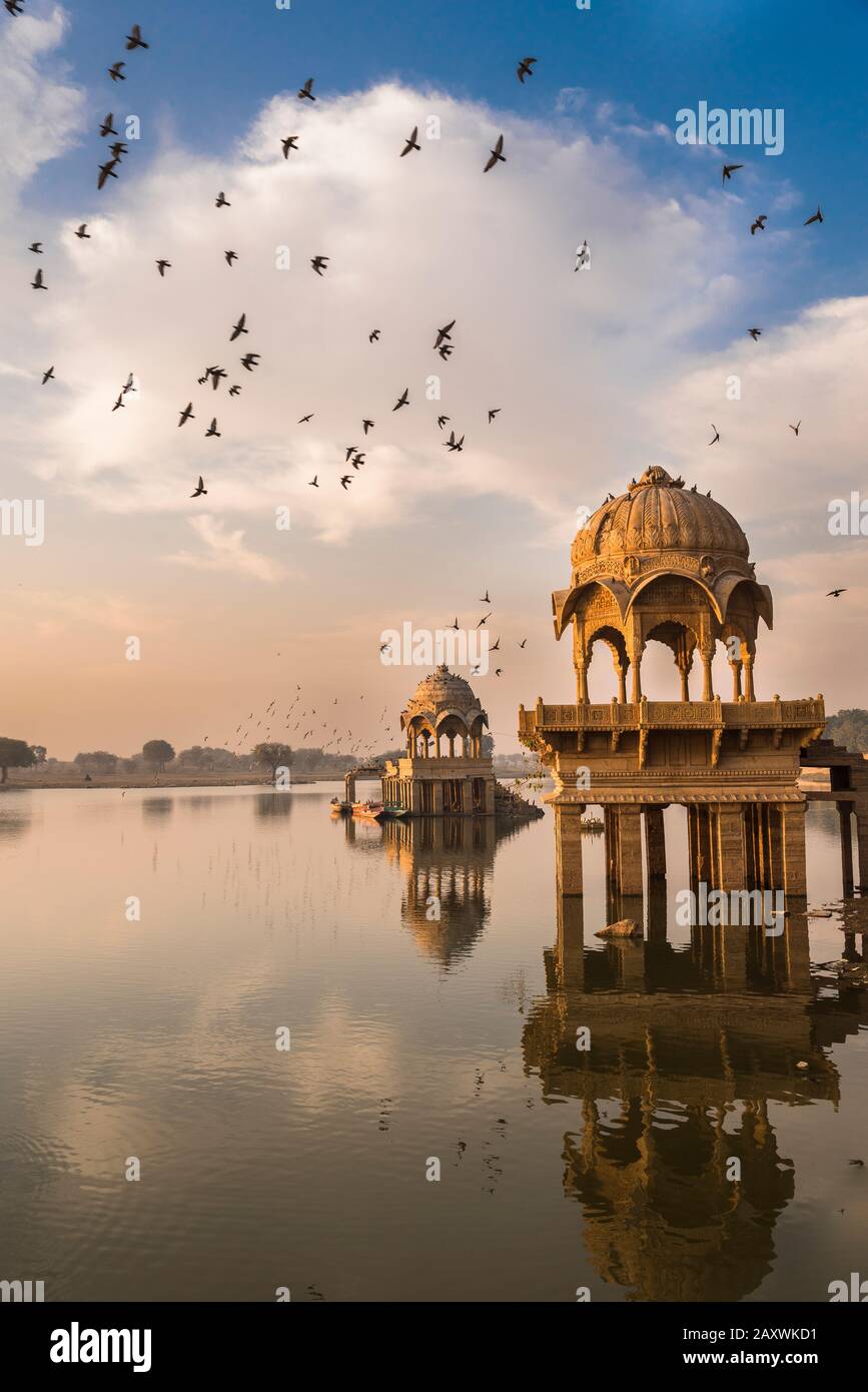 Lever du soleil au lac Gadisar, Jaisalmer, Rajasthan, Inde Banque D'Images