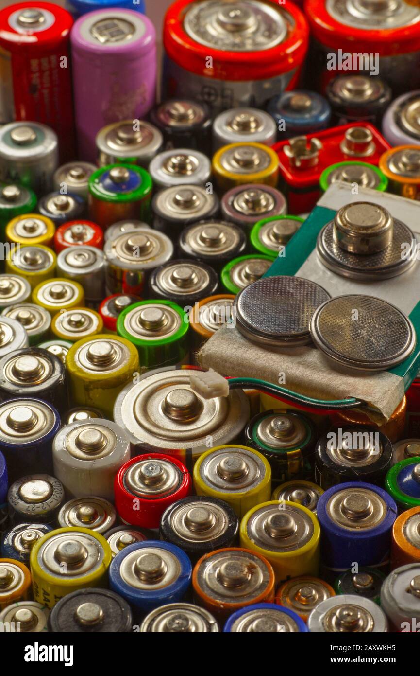 Recyclage. Des dizaines de types, de tailles, de couleurs de batteries et d'accumulateurs usagés. Banque D'Images