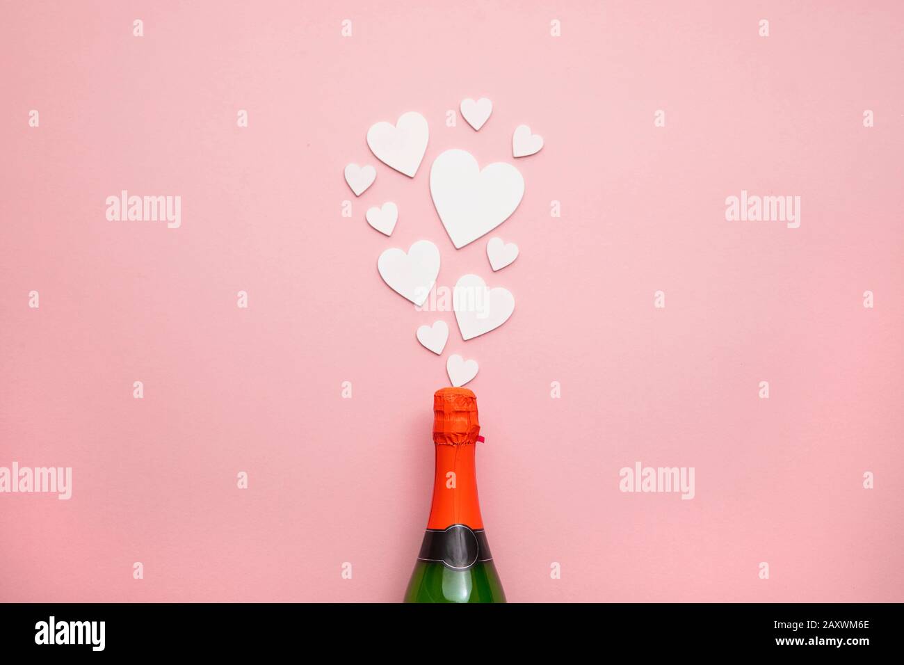 Les coeurs romantiques d'amour explosent à partir d'une bouteille de champagne Banque D'Images