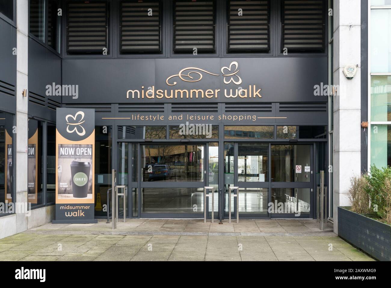 Entrée À la Promenade du milieu de l'été, un mélange d'unités de vente au détail et de bureau, Milton Keynes, Royaume-Uni Banque D'Images