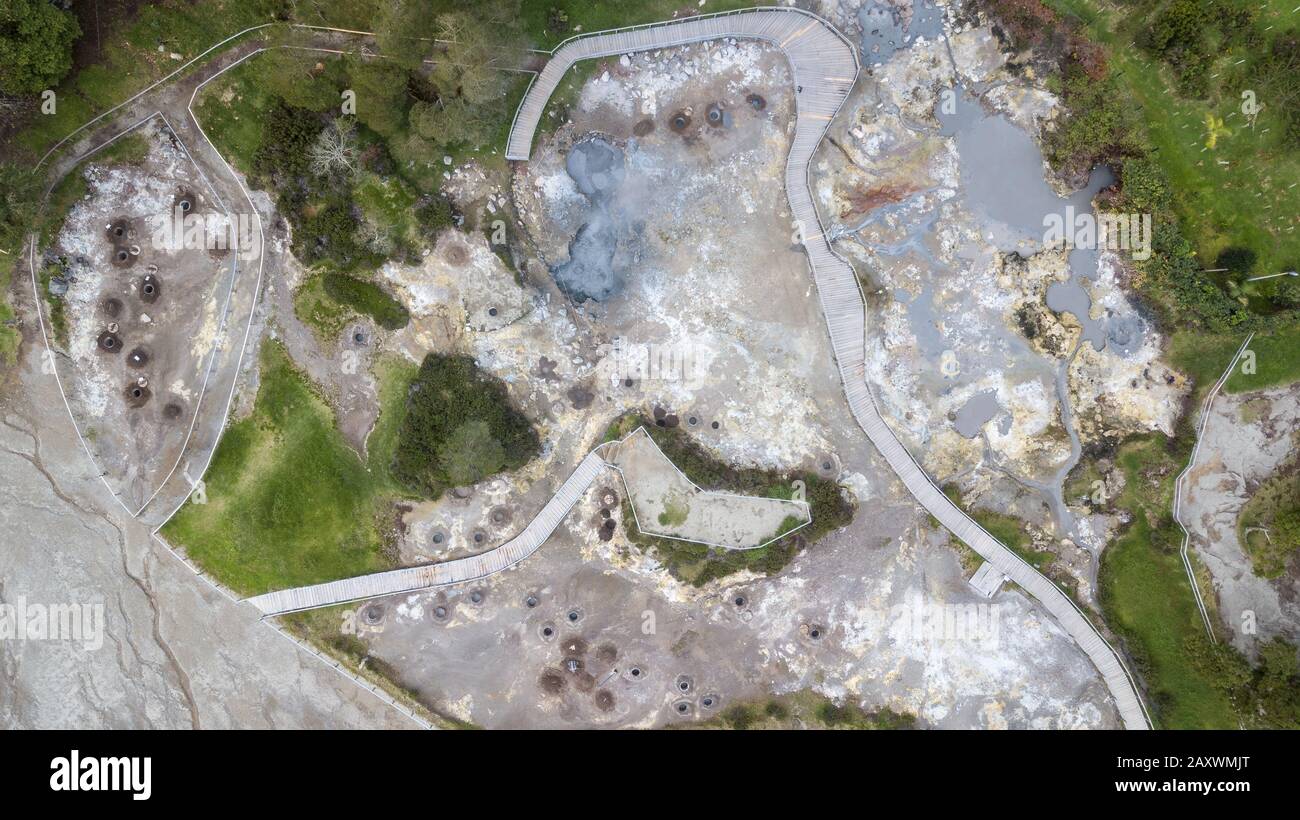Drone vue aérienne des sources d'eau chaude à Caldeiras fumaraoles à Furnas, île de Sao Miguel, Açores, Portugal Banque D'Images