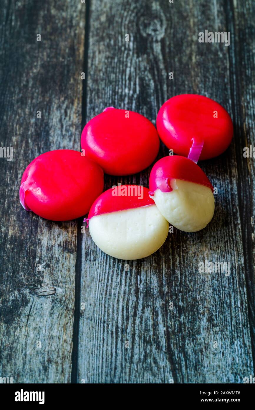 Fromage en Wex rouge sur surface en bois Prêt À Manger. Aliments Instantanés. Banque D'Images